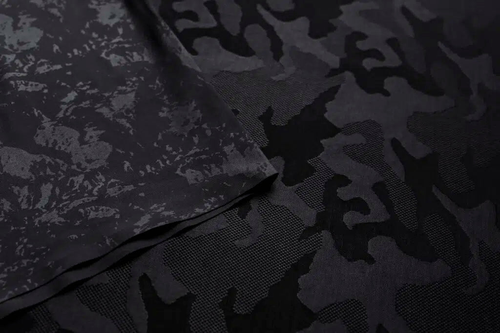 Slim tailored fit with curved bonded seams